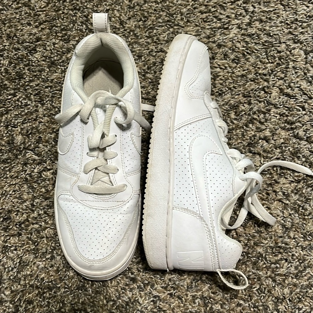 Women’s white nike shoe size 7.5